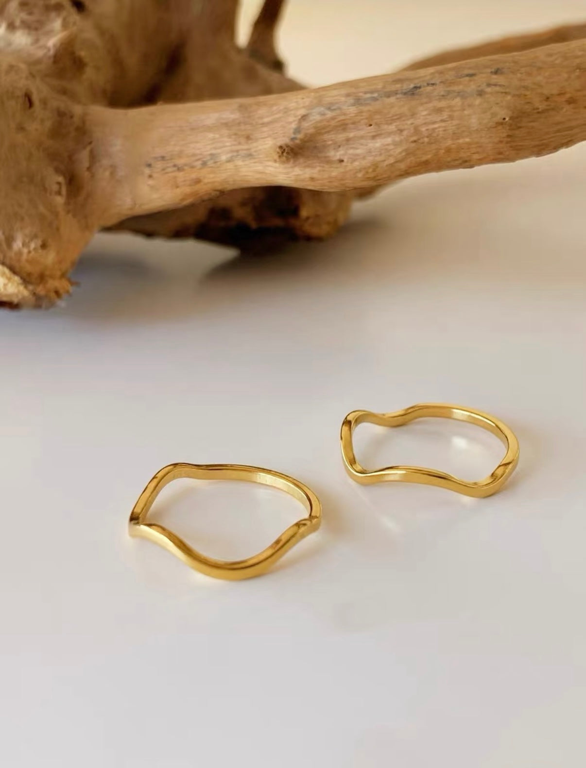 Wave shape stackable ring